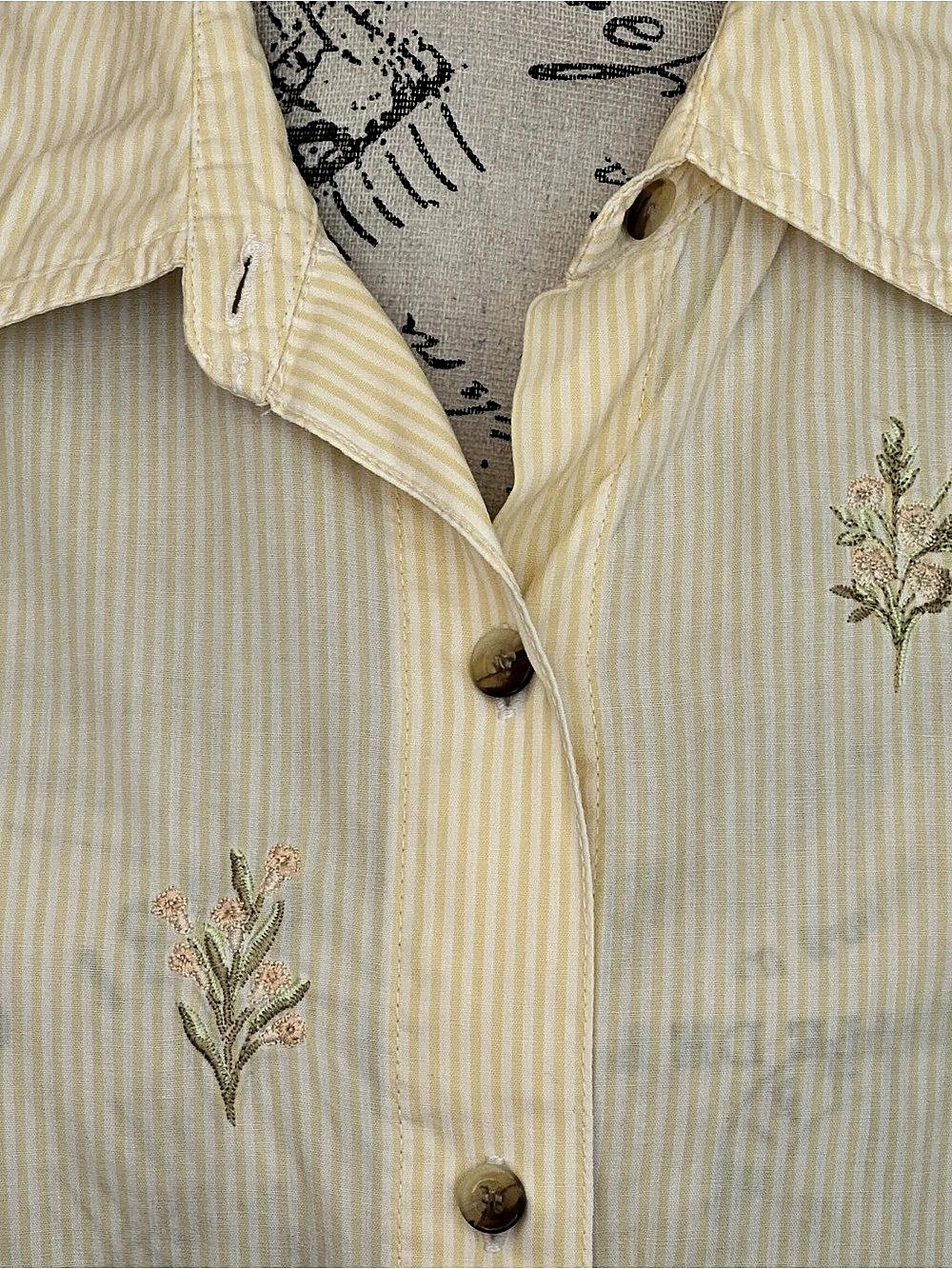 Jones New York Embroidered Yellow Stripe Shirt Size Small Like New
